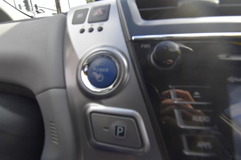 2013 Toyota Prius v Three   - Photo 12 - Midway City, CA 92655
