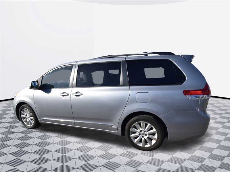 2013 Toyota Sienna LE   - Photo 3 - Midway City, CA 92655