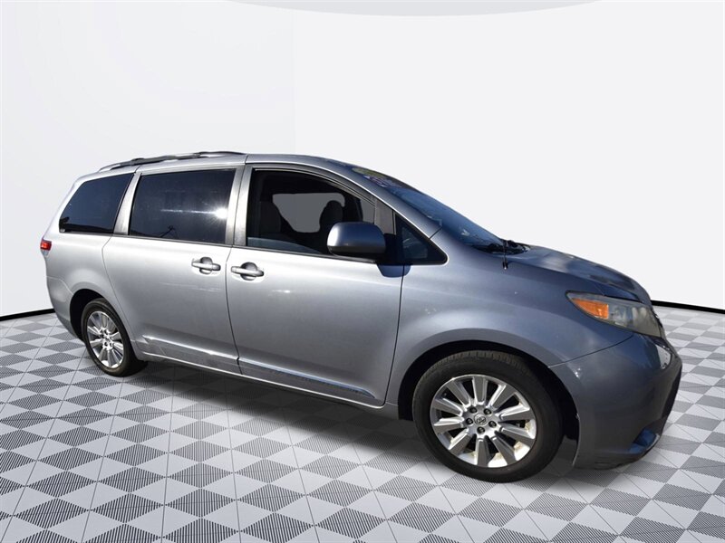 2013 Toyota Sienna LE   - Photo 6 - Midway City, CA 92655