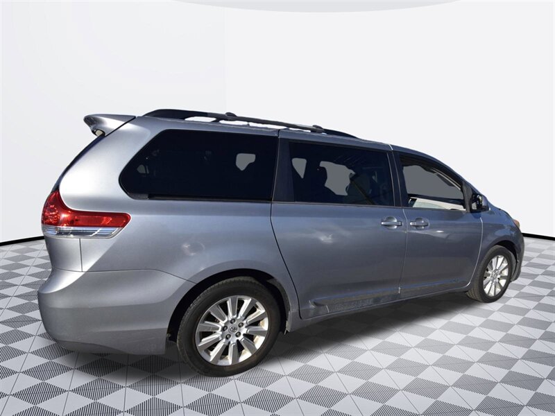 2013 Toyota Sienna LE   - Photo 4 - Midway City, CA 92655