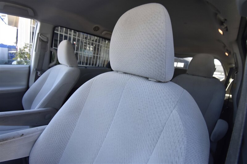 2013 Toyota Sienna LE   - Photo 8 - Midway City, CA 92655