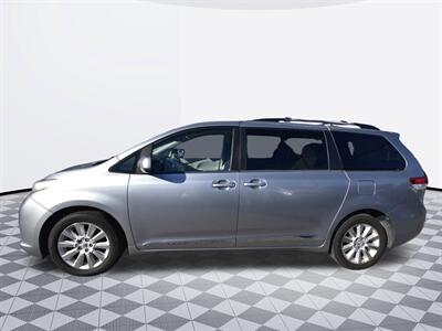 2013 Toyota Sienna LE   - Photo 2 - Midway City, CA 92655