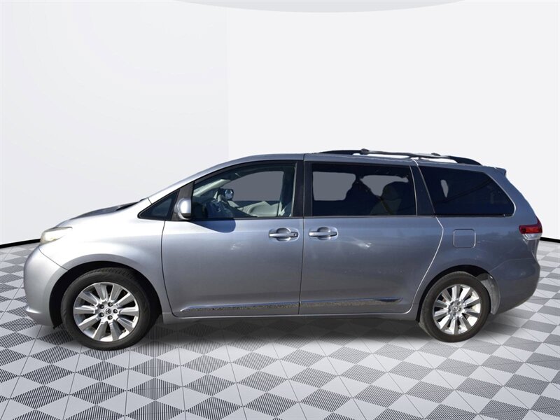 2013 Toyota Sienna LE   - Photo 2 - Midway City, CA 92655