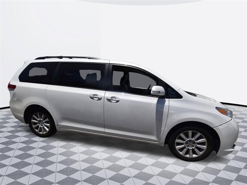 2013 Toyota Sienna Ltd - Photo 3 - Midway City, CA 92655
