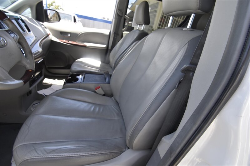 2013 Toyota Sienna Ltd - Photo 2 - Midway City, CA 92655