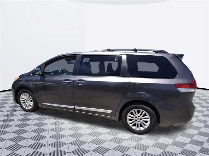 2014 Toyota Sienna XLE 7-Passenger Auto Acce - Photo 3 - Midway City, CA 92655