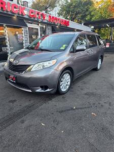 2011 Toyota Sienna LE 7-Passenger - Photo 1 - Newark, NJ 07104