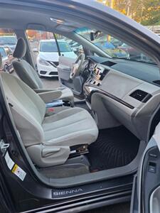 2011 Toyota Sienna LE 7-Passenger - Photo 14 - Newark, NJ 07104