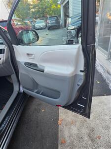2011 Toyota Sienna LE 7-Passenger - Photo 15 - Newark, NJ 07104