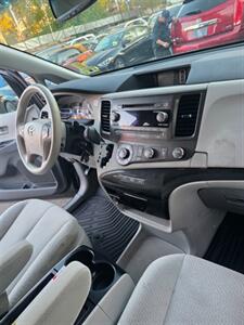 2011 Toyota Sienna LE 7-Passenger - Photo 18 - Newark, NJ 07104