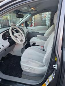 2011 Toyota Sienna LE 7-Passenger - Photo 9 - Newark, NJ 07104