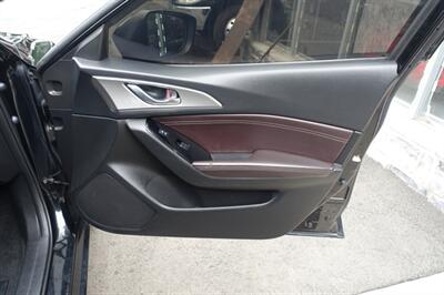 2017 Mazda Mazda3 Touring - Photo 15 - Newark, NJ 07104