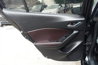 2017 Mazda Mazda3 Touring - Photo 12 - Newark, NJ 07104