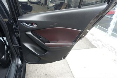 2017 Mazda Mazda3 Touring - Photo 17 - Newark, NJ 07104