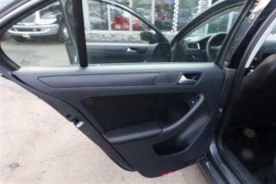 2012 Volkswagen Jetta SE PZEV - Photo 12 - Newark, NJ 07104