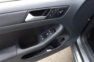 2012 Volkswagen Jetta SE PZEV - Photo 18 - Newark, NJ 07104