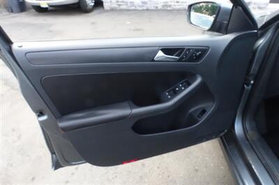 2012 Volkswagen Jetta SE PZEV - Photo 10 - Newark, NJ 07104