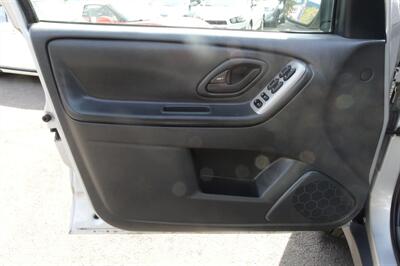 2006 Mazda Tribute i   - Photo 10 - Newark, NJ 07104