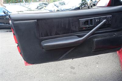 1989 Chevrolet Camaro IROC Z   - Photo 10 - Newark, NJ 07104