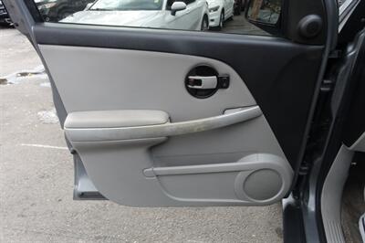 2005 Chevrolet Equinox LT   - Photo 10 - Newark, NJ 07104