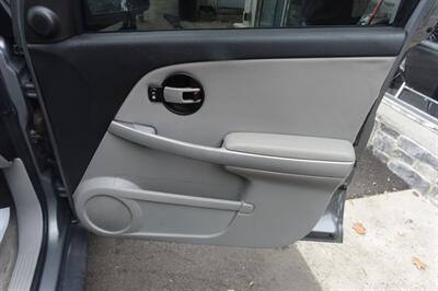 2005 Chevrolet Equinox LT   - Photo 15 - Newark, NJ 07104