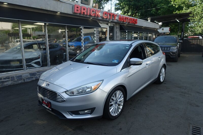 2017 Ford Focus 5 Door Hatch Titanium's photo