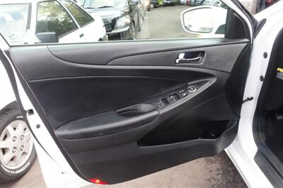 2013 Hyundai SONATA Limited - Photo 11 - Newark, NJ 07104