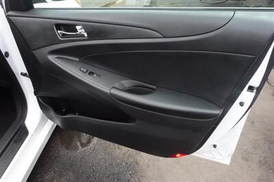 2013 Hyundai SONATA Limited - Photo 16 - Newark, NJ 07104