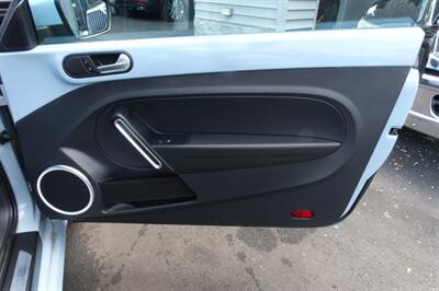 2014 Volkswagen Beetle-Classic 2.5L PZEV   - Photo 14 - Newark, NJ 07104