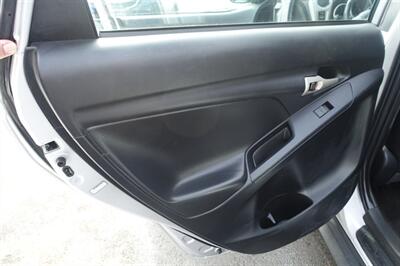 2009 Pontiac Vibe AWD   - Photo 14 - Newark, NJ 07104