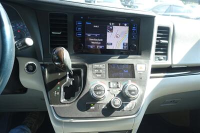 2015 Toyota Sienna XLE 8-Passenger   - Photo 18 - Newark, NJ 07104