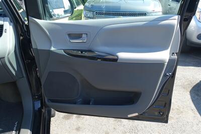 2015 Toyota Sienna XLE 8-Passenger   - Photo 15 - Newark, NJ 07104