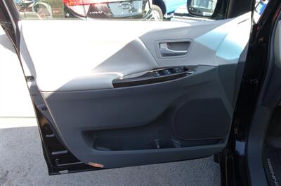 2015 Toyota Sienna XLE 8-Passenger   - Photo 10 - Newark, NJ 07104