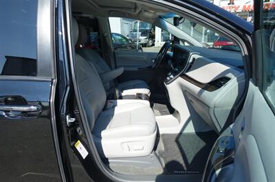 2015 Toyota Sienna XLE 8-Passenger   - Photo 14 - Newark, NJ 07104