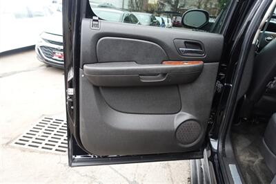 2007 Chevrolet Suburban LTZ - Photo 12 - Newark, NJ 07104