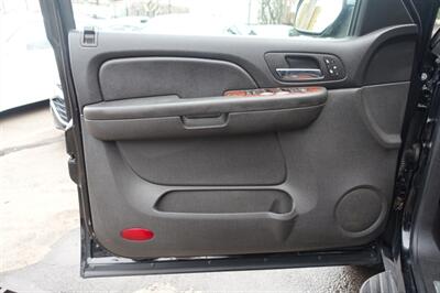 2007 Chevrolet Suburban LTZ - Photo 10 - Newark, NJ 07104