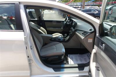 2017 Hyundai SONATA Hybrid SE   - Photo 14 - Newark, NJ 07104