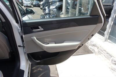 2017 Hyundai SONATA Hybrid SE   - Photo 17 - Newark, NJ 07104