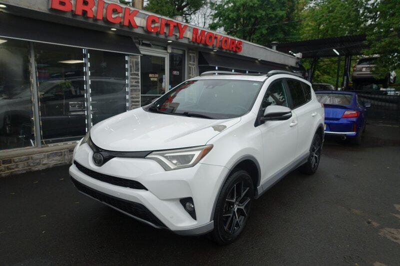 2017 Toyota RAV4 SE's photo