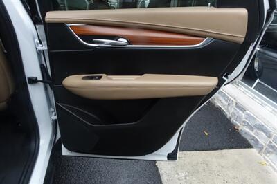 2017 Cadillac XT5 Platinum - Photo 17 - Newark, NJ 07104