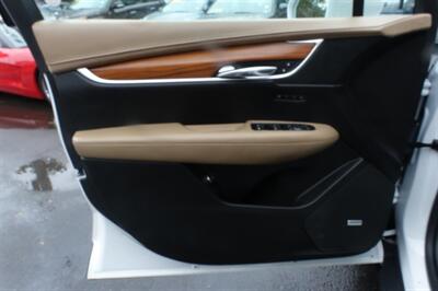 2017 Cadillac XT5 Platinum - Photo 10 - Newark, NJ 07104