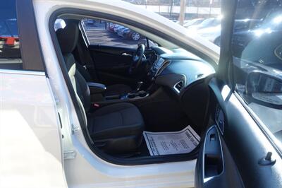 2017 Chevrolet Cruze LT Auto   - Photo 14 - Newark, NJ 07104