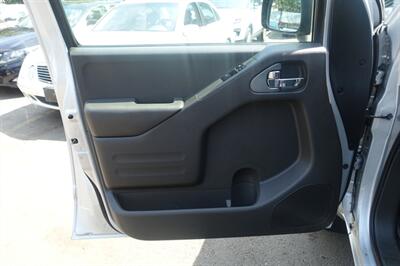 2015 Nissan Frontier SV V6 - Photo 10 - Newark, NJ 07104