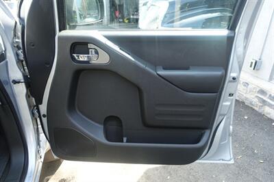2015 Nissan Frontier SV V6 - Photo 14 - Newark, NJ 07104