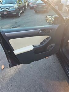 2013 Volkswagen Jetta SEL PZEV   - Photo 11 - Newark, NJ 07104