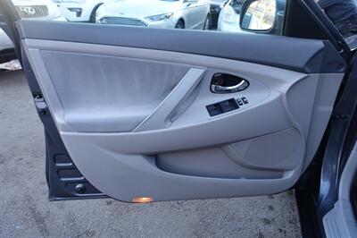 2009 Toyota Camry LE - Photo 10 - Newark, NJ 07104