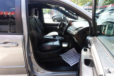 2017 Dodge Grand Caravan GT   - Photo 14 - Newark, NJ 07104