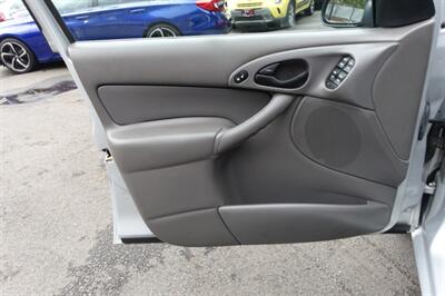 2001 Ford Focus SE   - Photo 10 - Newark, NJ 07104