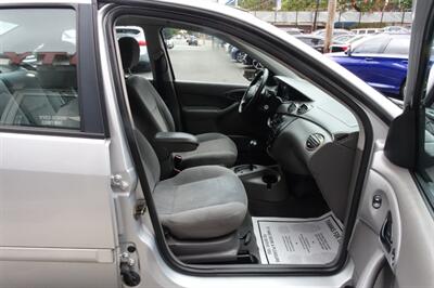 2001 Ford Focus SE   - Photo 14 - Newark, NJ 07104