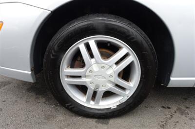 2001 Ford Focus SE   - Photo 21 - Newark, NJ 07104